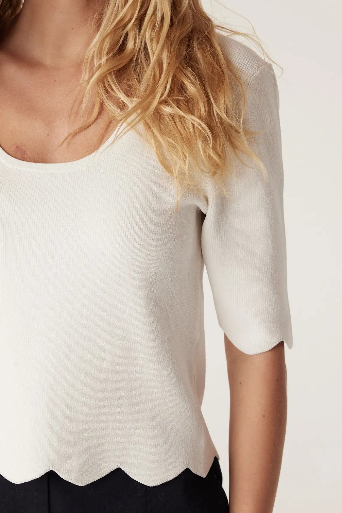 Crepe Scallop Top - White